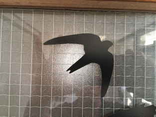 Fensteraufkleber in Form von fliegenden Vögeln